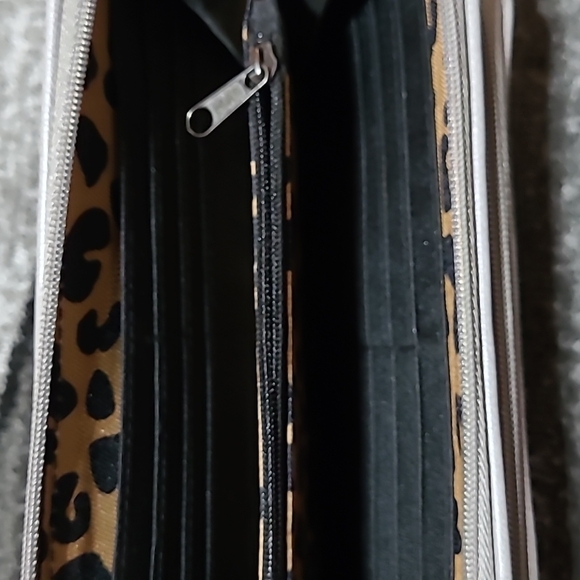 Jessica Simpson Applique Design Faux Leather Leopard Print Interior Wallet - Picture 9 of 12